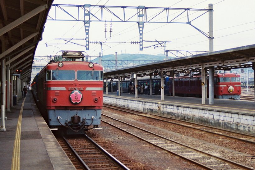長崎駅で発車を待つ東京行き「さくら」「みずほ」.jpg
