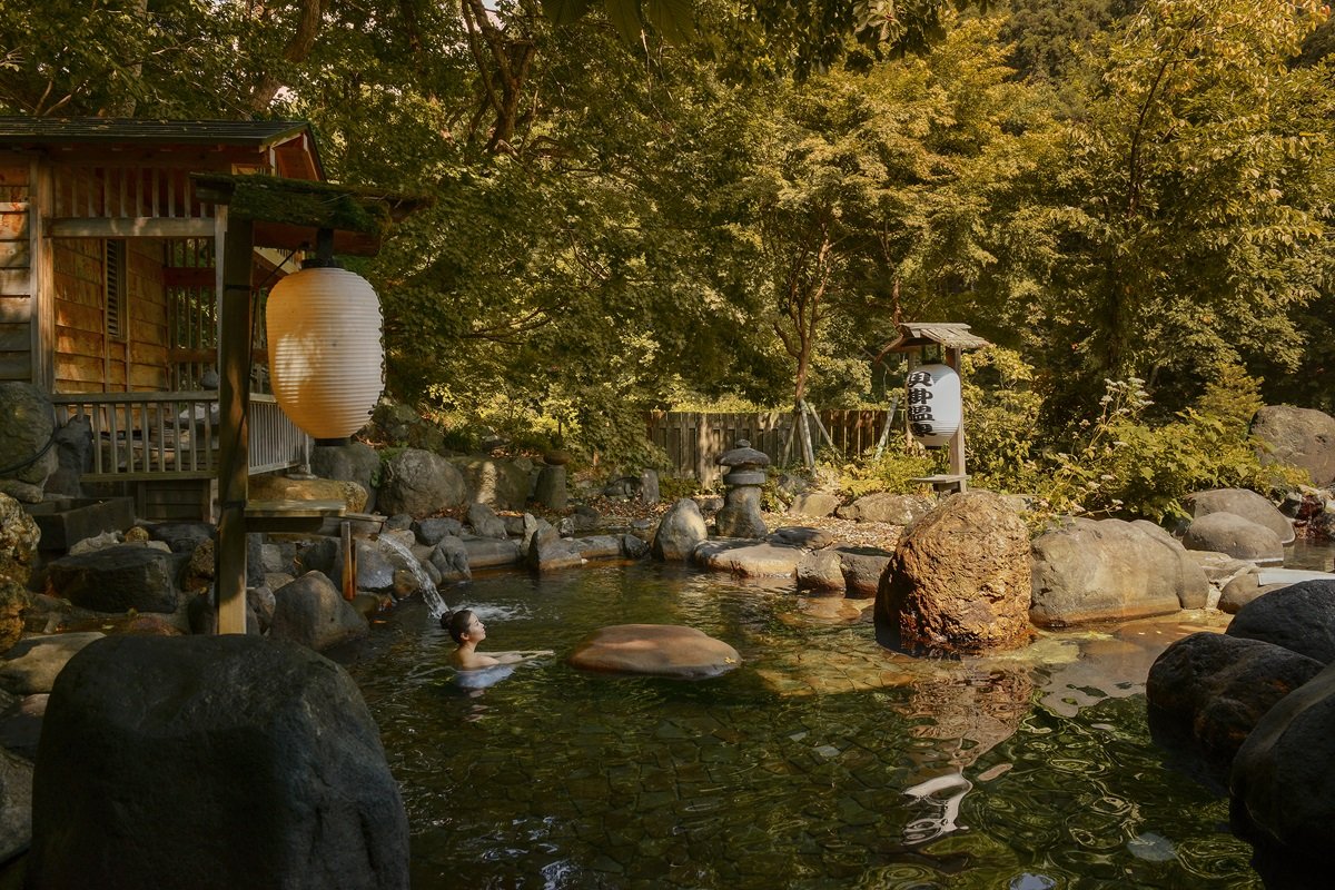 【ひとり、秘湯へ】ぬる湯と山の緑に浸り 疲れた目を静める休日 貝掛温泉(1)