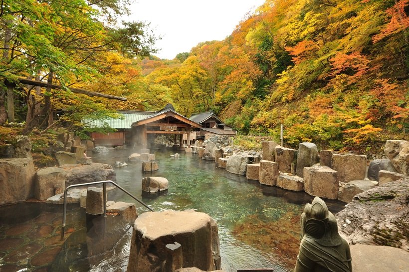 【一度は見たい紅葉百景】標高差があるから紅葉の期間が長い!みなかみ18湯で、山と水辺の紅葉を堪能 みなかみ