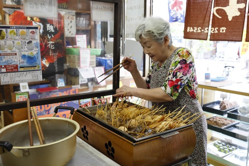 【食べ歩き　ご当地おでん】黒いスープにだし粉で味付け　静岡おでん
