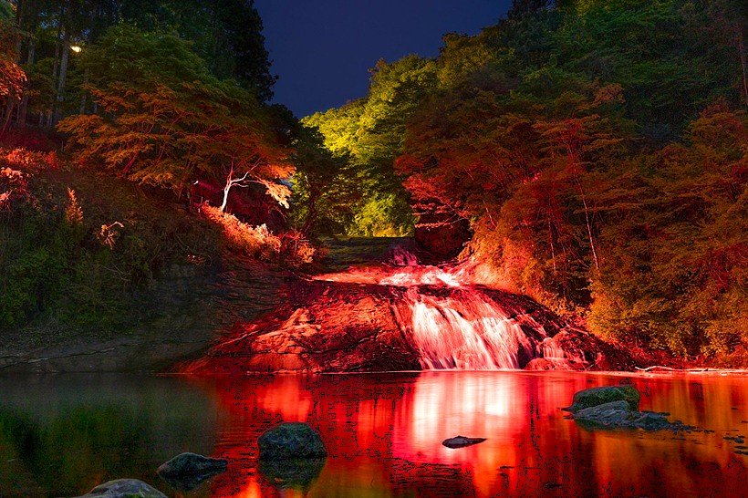 ライトアップされた粟又の滝