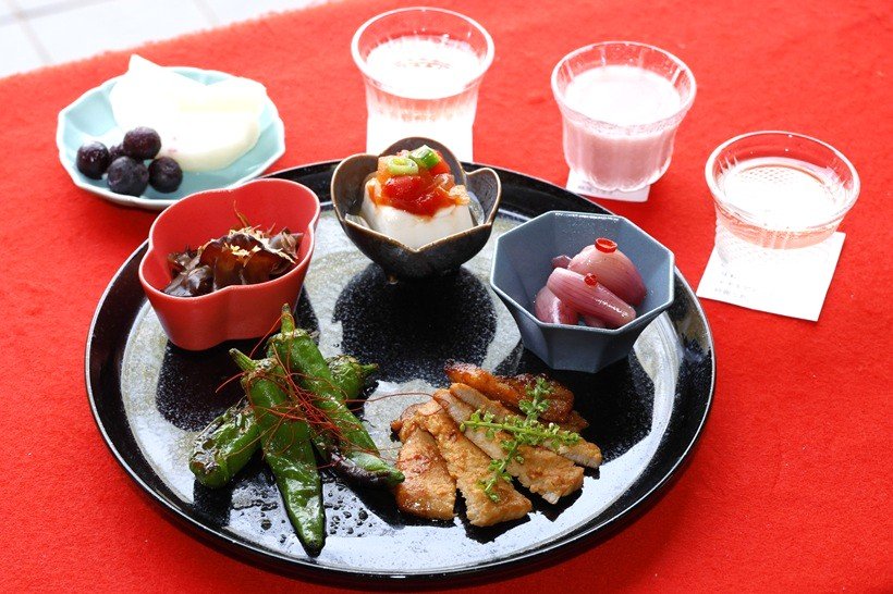 「地酒の飲み比べとおつまみセット」1500円は、地酒3種と大多喜サルサが載った豆腐、豚肉の味噌漬け、甘トウガラシなどの日替わりおつまみと季節のフルーツ付き