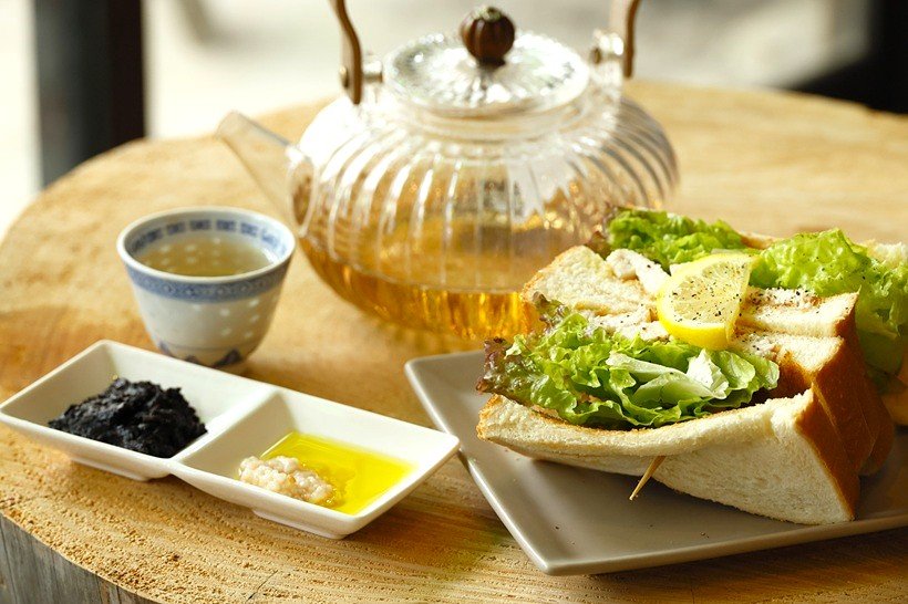 取材時の日替わりサンドウィッチは塩麹のサラダチキン（700円）。養老渓谷に自生するクロモジのハーブティー（550円）もおすすめ