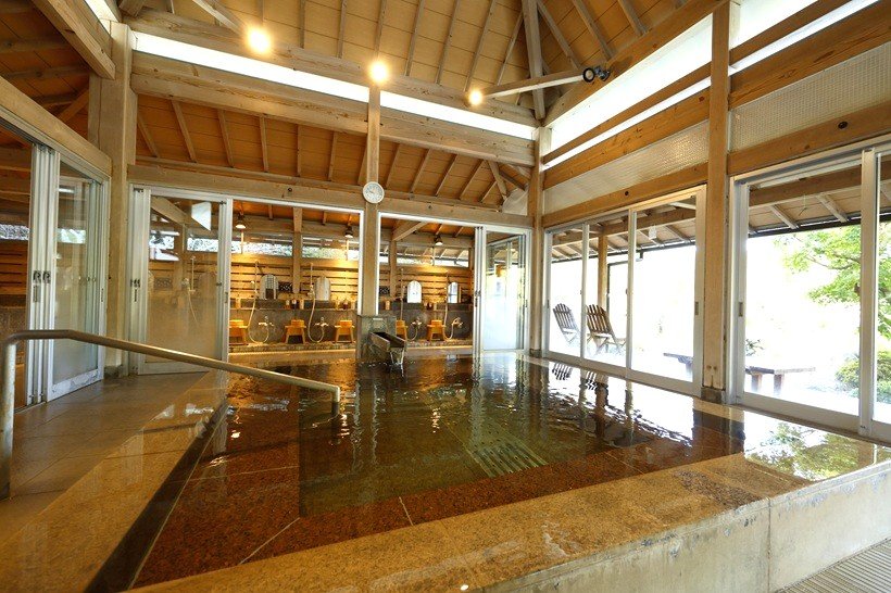 広々したごりやくの湯の露天風呂と内湯。10時～18時、水曜休（祝日の場合は前日か翌日休）、1200円、☎0470・85・0056