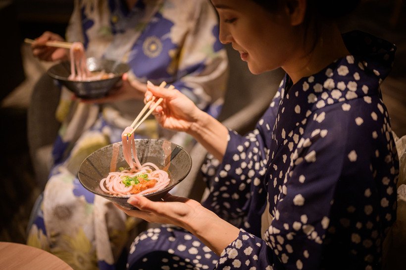 ⑦ 038-10_4T白浜千畳_暖炉ラウンジ_夜食うどん_Z72_1399ver校正01.jpg