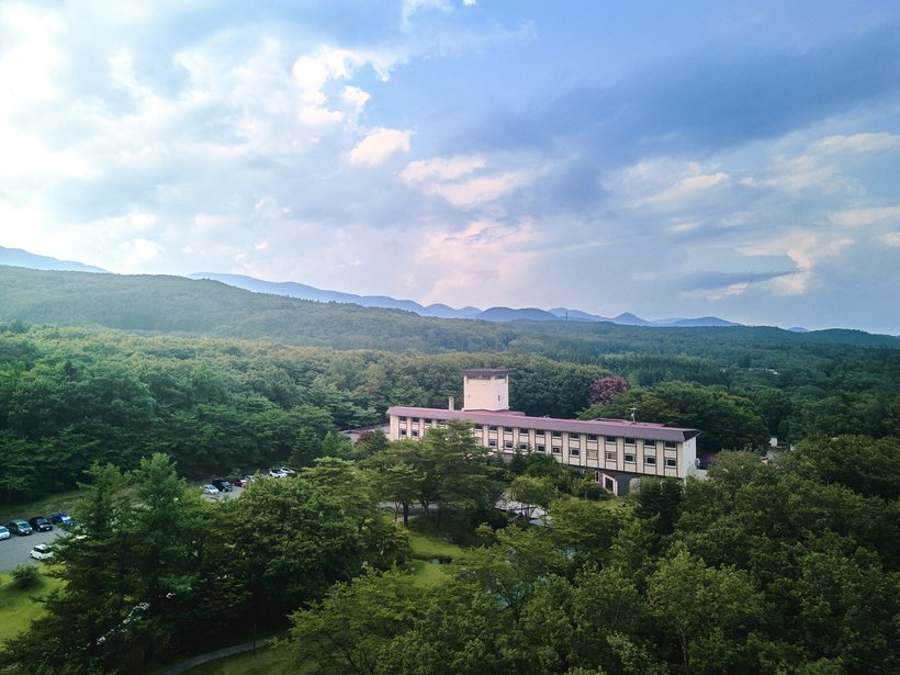 3 蔵王国定公園内13万㎡の広大な森の中に佇む.jpg