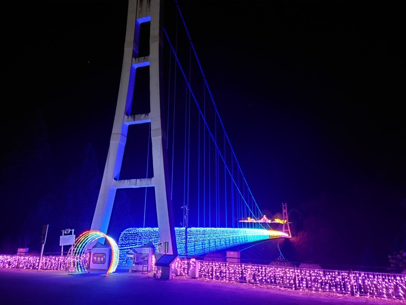 山あいの群馬県上野村で、巨大吊り橋をライトアップ