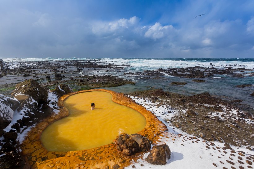 【ひとり、秘湯へ】日本海に沈む夕日が空と海を黄金色に染める　黄金崎不老ふ死温泉