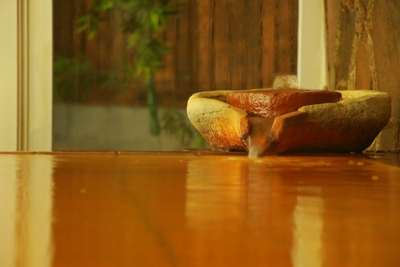 【ひとり、秘湯へ】温泉も水炊きも黄金色　つかって、食べて、温まる　湯元小林～ 片の瀬温泉～