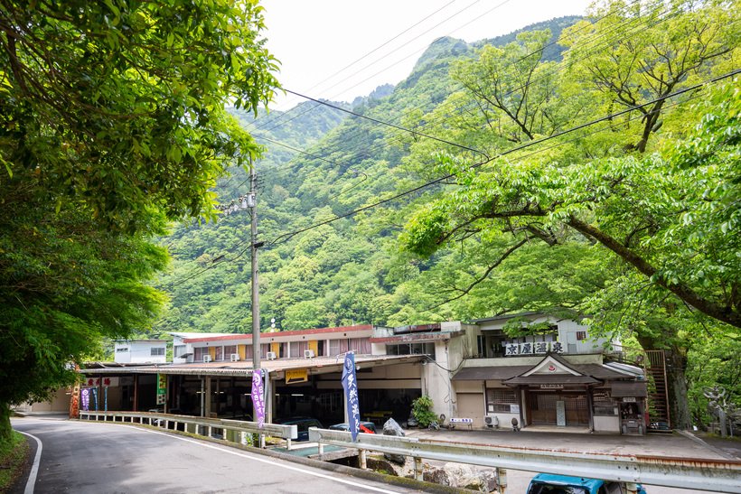 04-2_石鎚山温泉 京屋旅館_外観.jpg