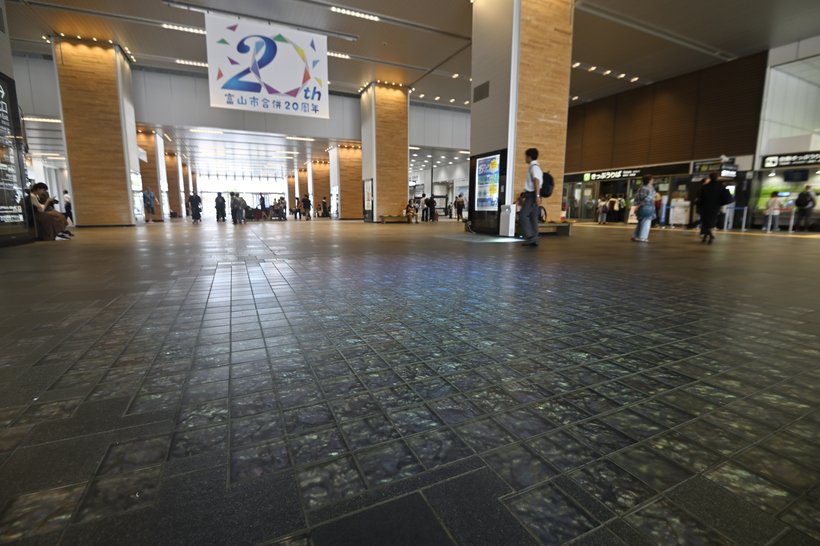 15●_DSC1950富山特産ガラスを埋め込んだコンコース.jpg