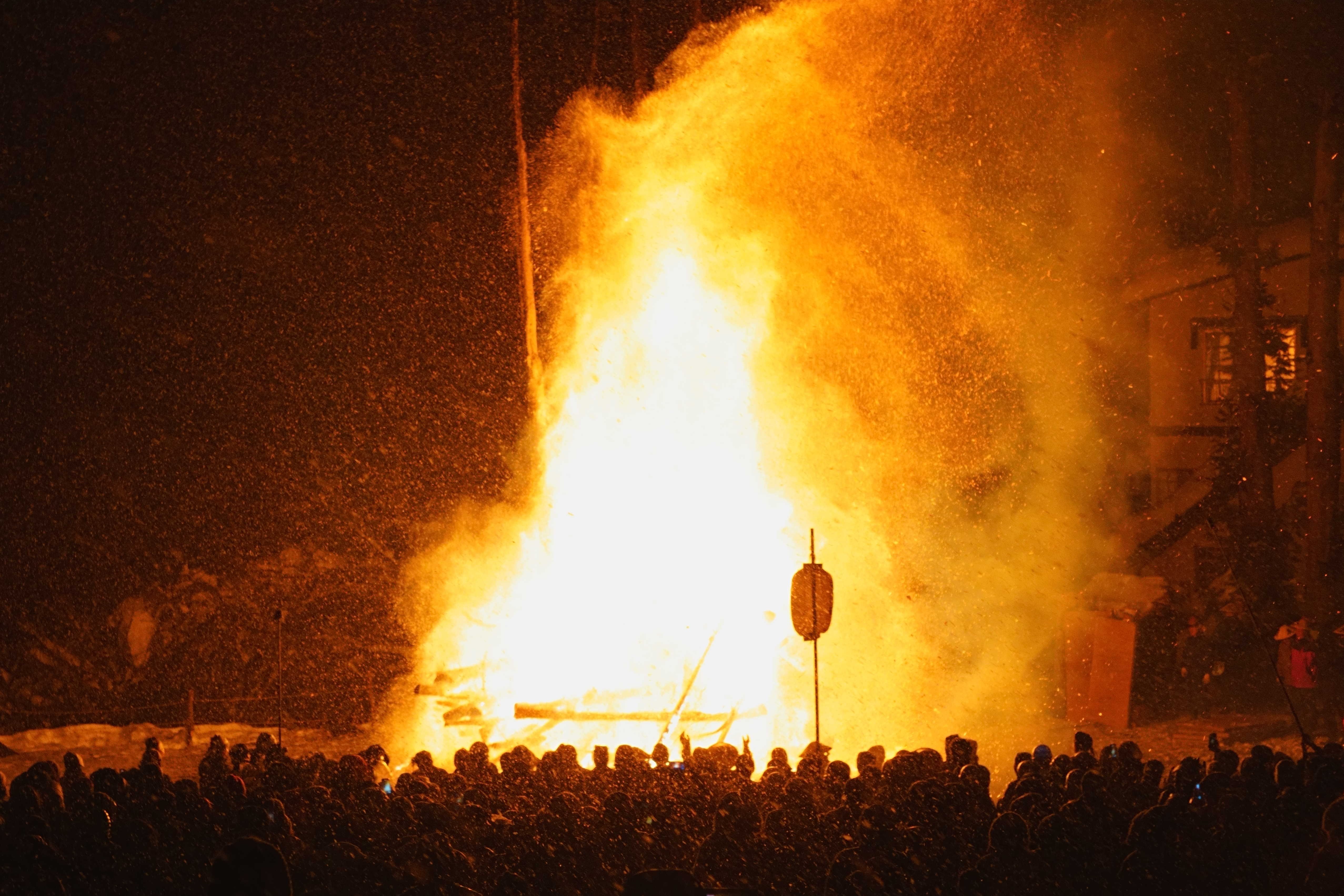 【日本の祭り 】村人の願いを込めた巨大な火柱が立つ「野沢温泉の道祖神祭り」（長野）