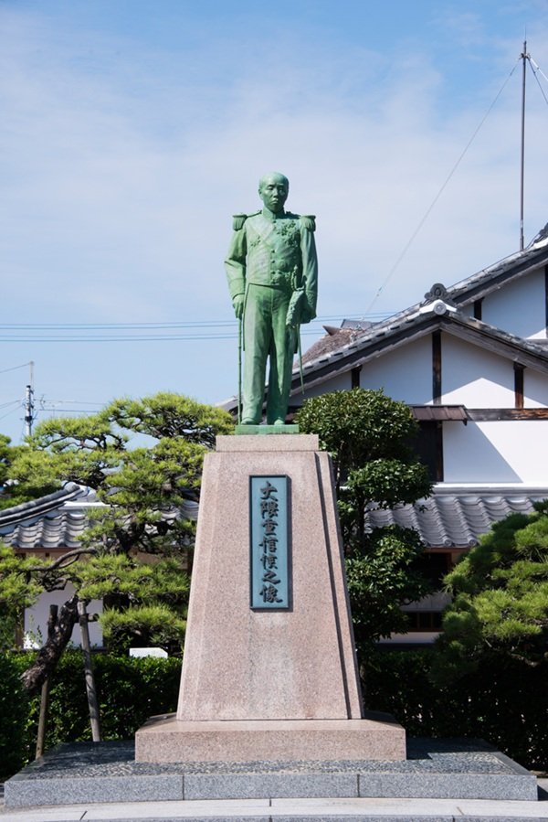 ４．大隈重信侯銅像.jpg