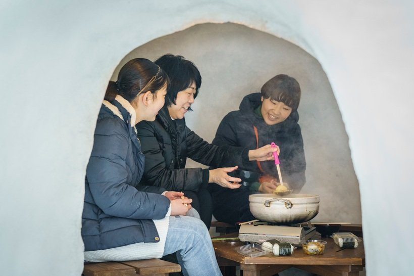 長野県飯山市で人気！かまくらの中で鍋を味わう「レストランかまくら村」
