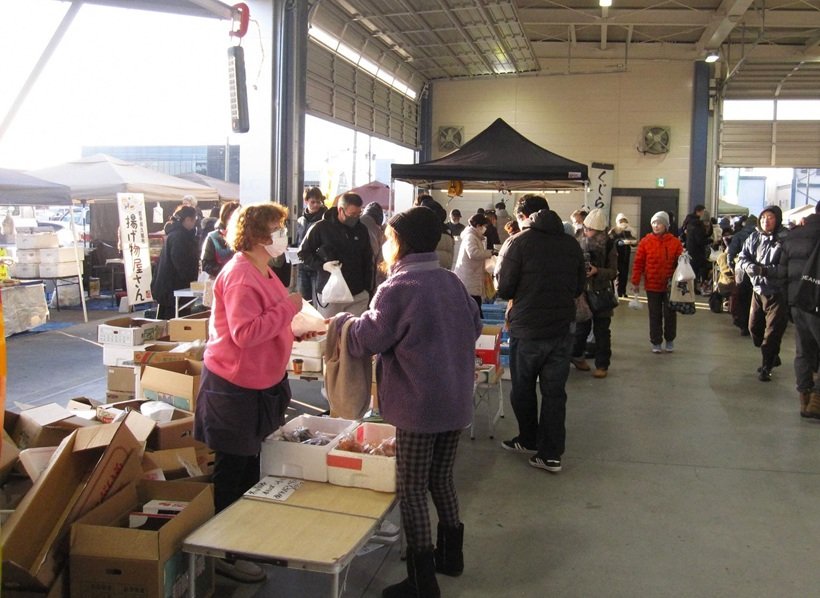 青森県八戸市のおいしいものが集結！館鼻岸壁朝市、初の冬開催