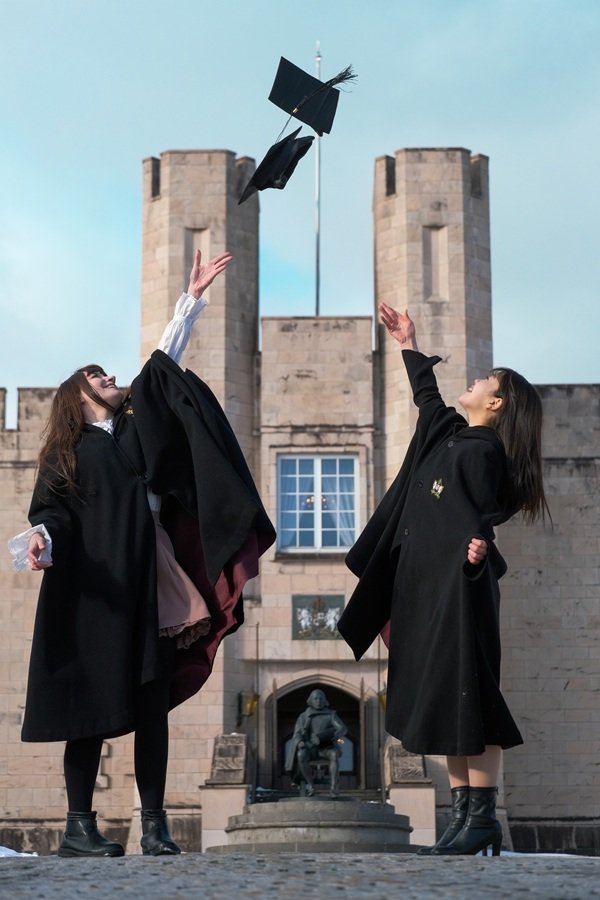 卒業スタイルに変身し記念撮影を