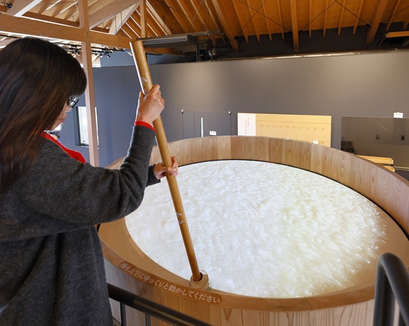 本物の仕込桶に投影される映像でかくはん疑似体験