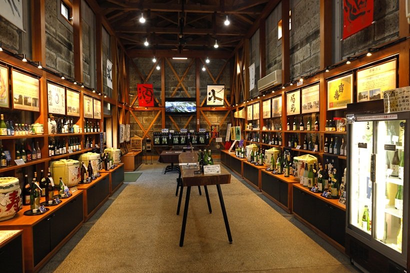 八つの酒蔵の銘酒を展示