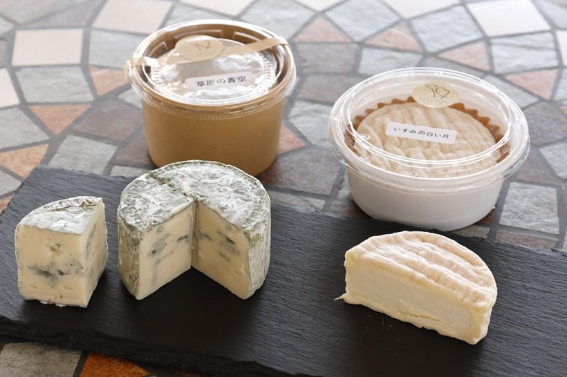 青かびタイプの「草原の青空」（左）と酵母熟成の「いすみの白い月」（右）