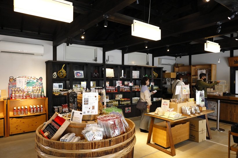 売店でしょう油の土産探しを