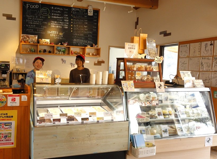 工房には牛乳商品がずらり