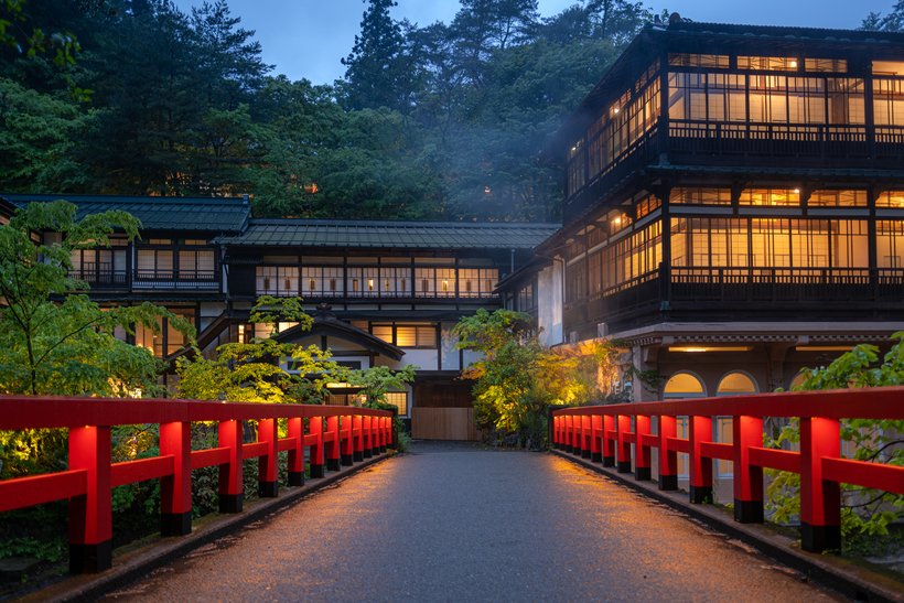 03_本館 外観(雨).jpg
