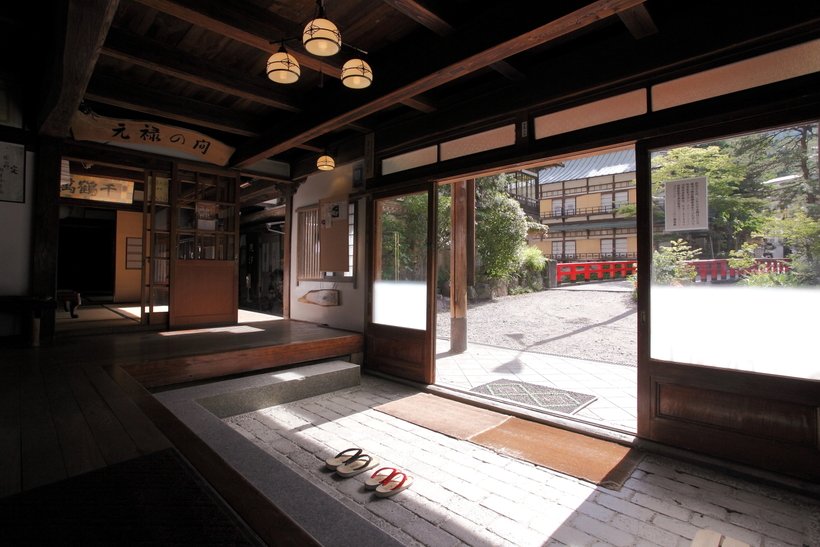 04_本館 玄関①.jpg
