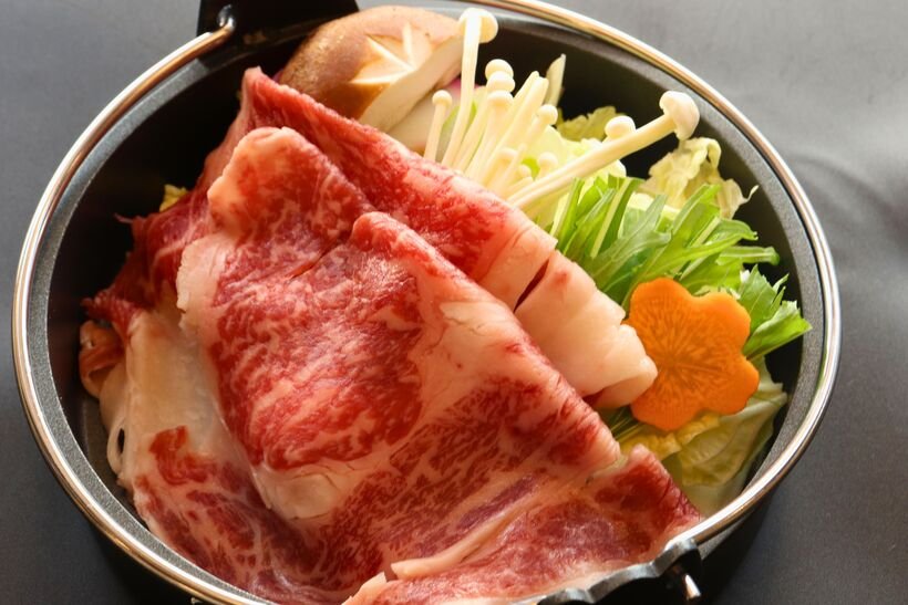 4 「上州牛のすき焼き」特製の割り下が絡む、コク深い味わいの贅沢すき焼き.jpg