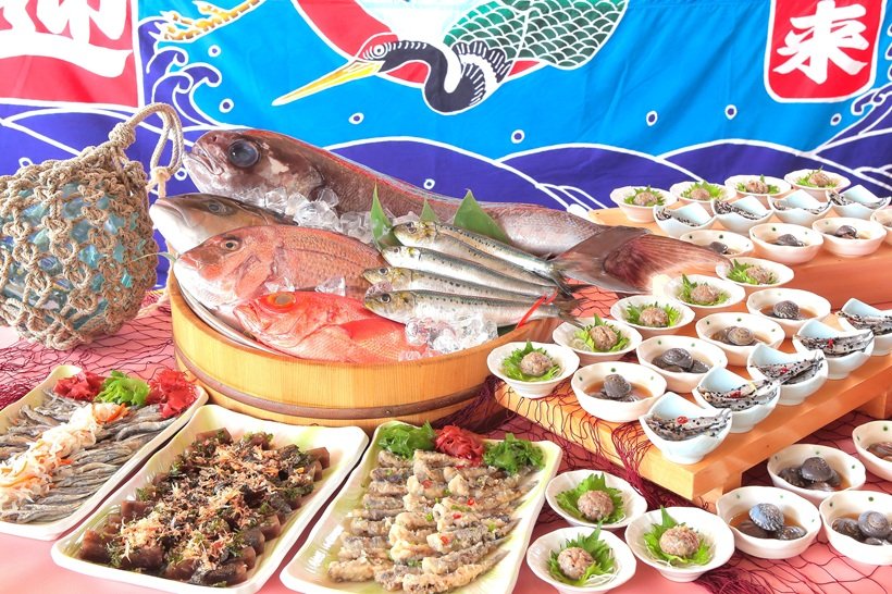 新鮮な魚介が並ぶ郷土料理コーナー