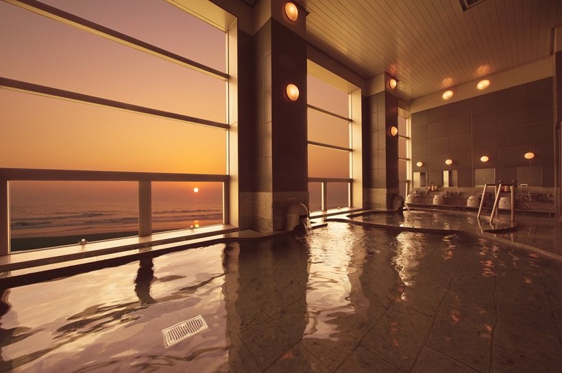 大浴場から日の出を一望