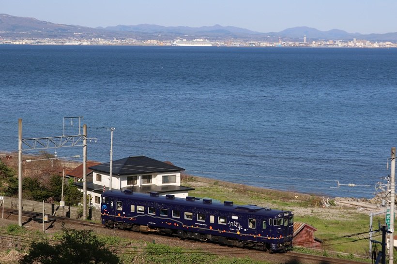 道南の海沿いを走る列車「ながまれ海峡号」が運行