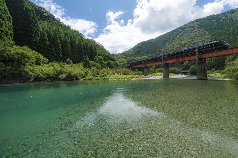 【お得きっぷで鉄道旅】グラビア　鉄道夏景色　北海道（丸山裕司）＆九州（福島啓和）