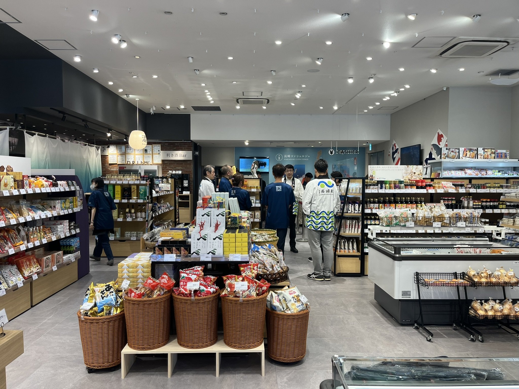 高さをおさえた什器で、広々と感じる店内
