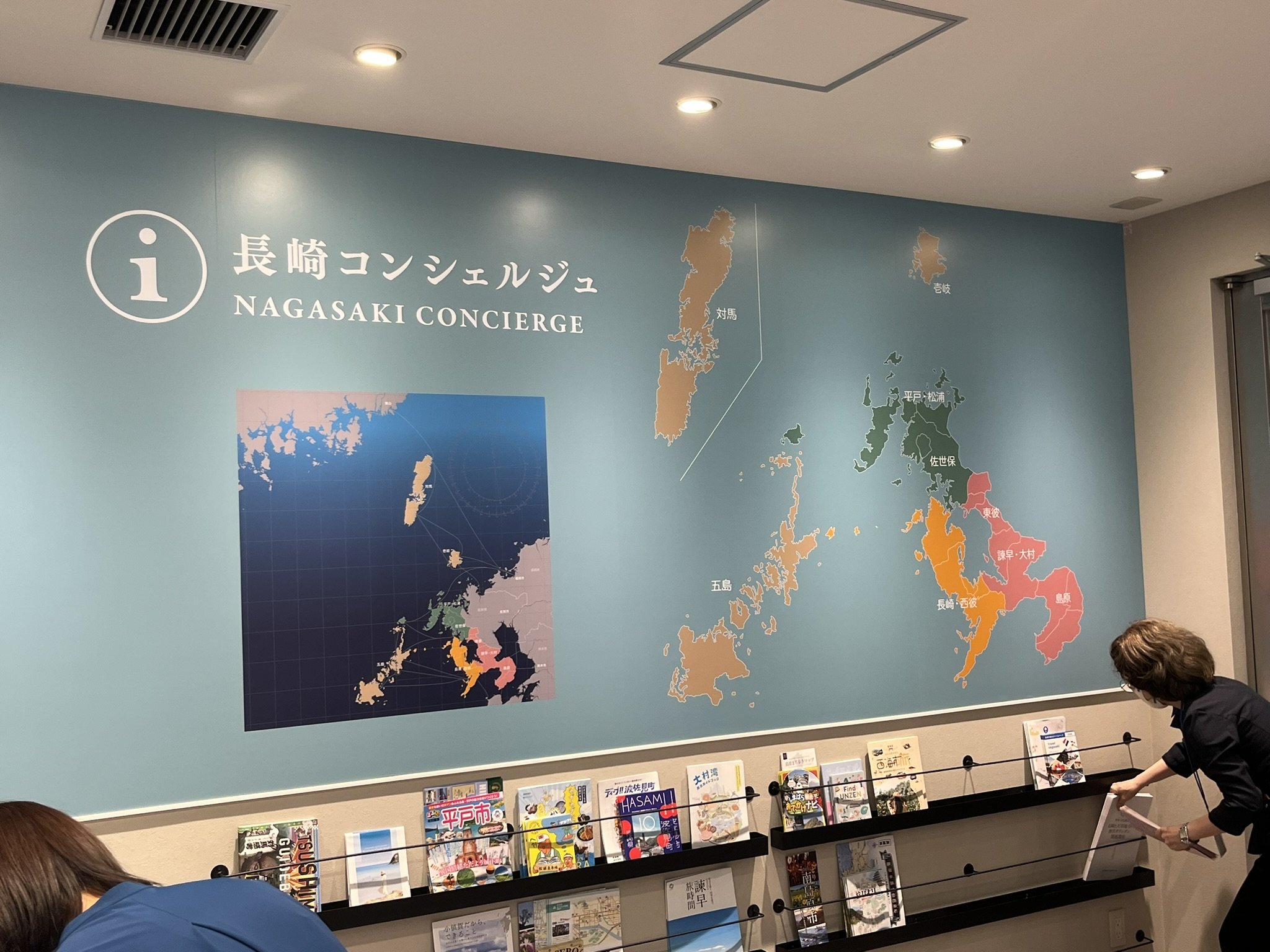 壁面に長崎県地図が大きく描かれた観光案内コーナー「長崎コンシェルジュ」