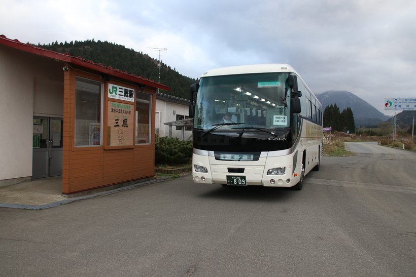 ６．津軽線代行バス　三厩駅.jpg