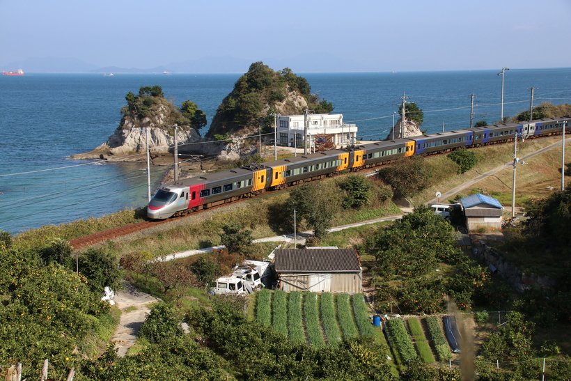 8 予讃線の特急(浅海~大浦).jpg