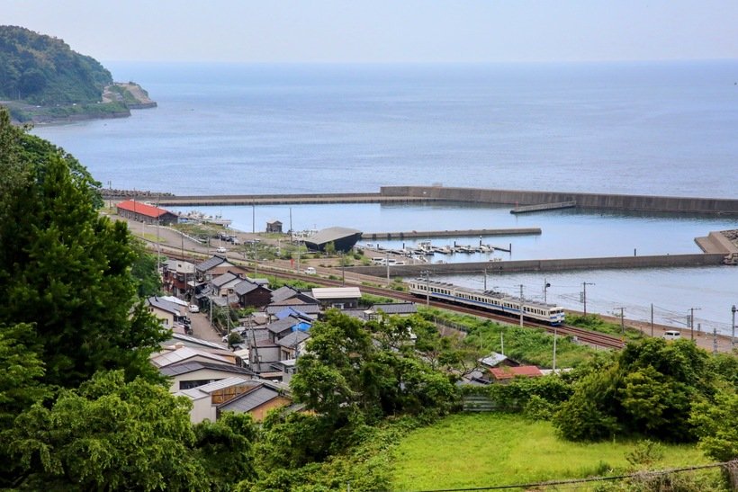 【絶景＆グルメ 観光列車の旅】旧国鉄のレトロな列車で日本海の絶景と味覚を堪能　TOKIトレイン「巡行快速ホリデーライナー」
