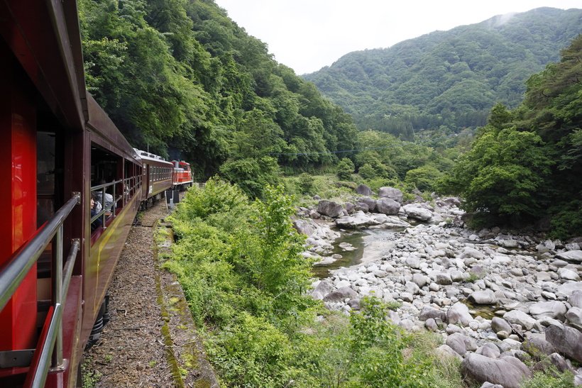 【絶景＆グルメ 観光列車の旅】五感で楽しむ自然の息吹、トロッコ列車で渓谷の涼を わたらせ渓谷鐵道「トロッコわたらせ渓谷号」