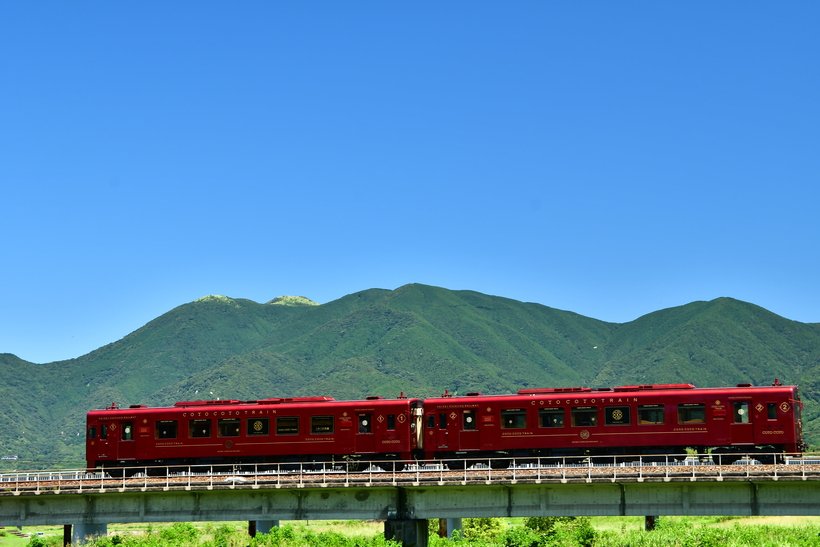 【絶景＆グルメ 観光列車の旅】筑豊の田園と里山をのんびり走る 深紅のボディーのおしゃれな列車 平成筑豊鉄道「ことこと列車」