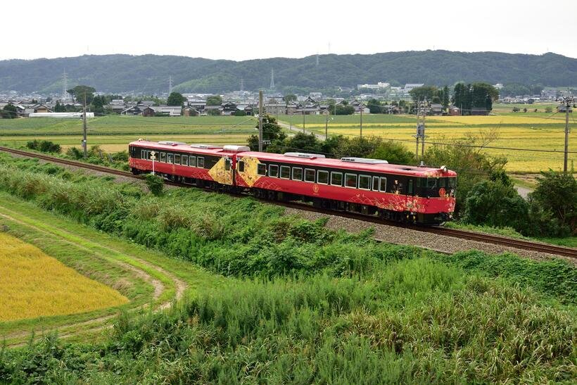  【絶景＆グルメ 観光列車の旅】華やかな車両と加賀料理で和と美のおもてなしに浸る 七尾線「花嫁のれん」
