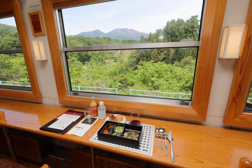 【絶景＆グルメ 観光列車の旅】優雅な車内から浅間山を望み、信州産食材満載のイタリアンを　しなの鉄道、信越線「ろくもん」（1）