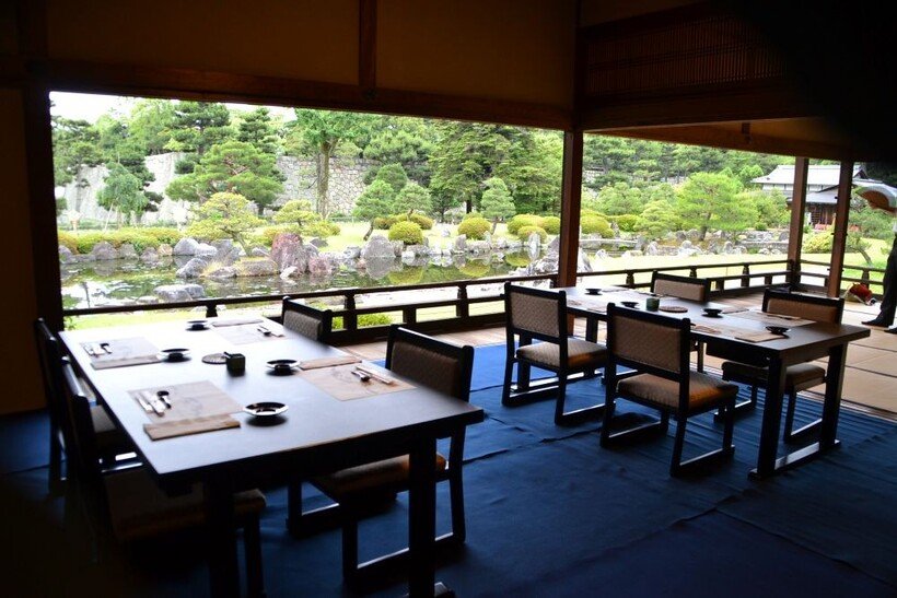 ②2.香雲亭室内と庭園.jpg