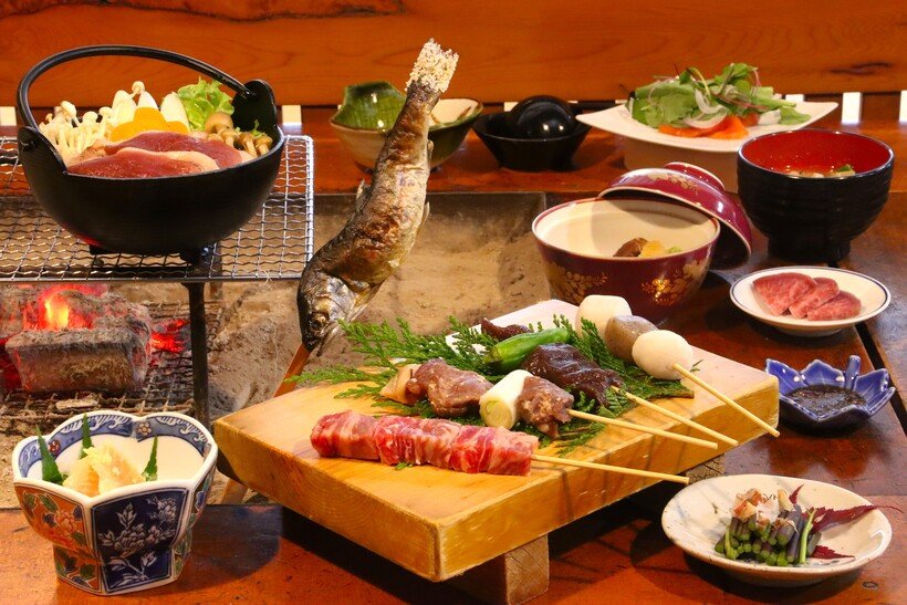 【極上の民宿】囲炉裏端で味わう川魚とジビエ料理　民宿さわぐち＜長野・上松町＞
