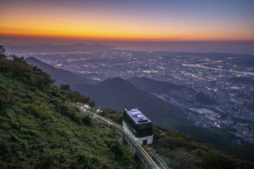 04-3_夕日と皿倉山スロープカー.jpg