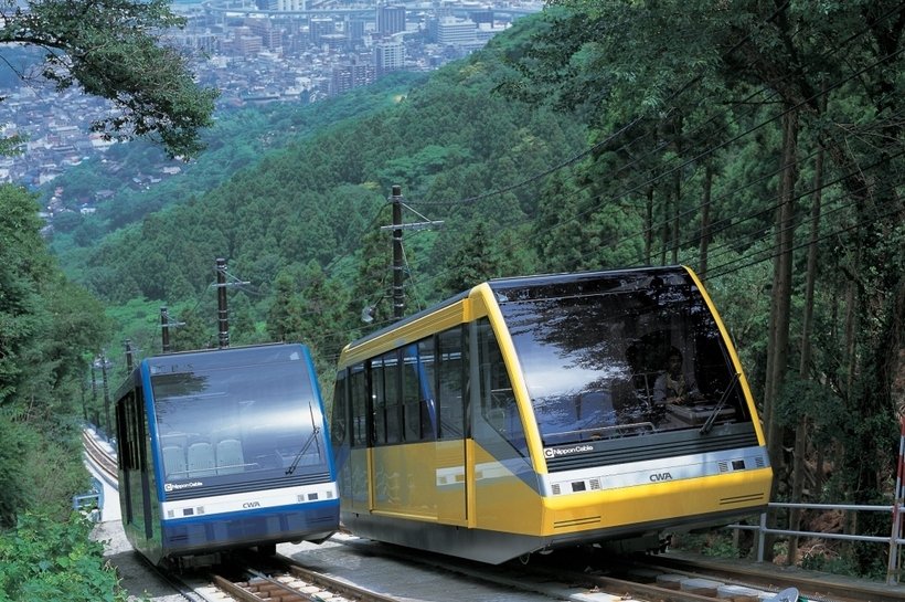 04-2_皿倉山ケーブルカー（青：かなた・黄：はるか）.jpg